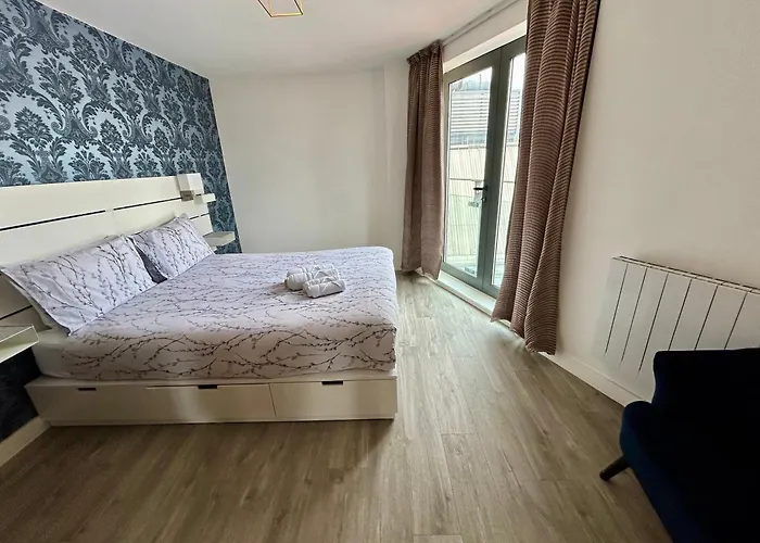 City Centre, Top Floor Apartment, Two Balconies